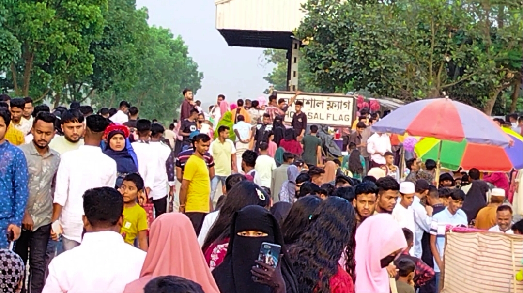 ঘোড়াশালে শীতলক্ষ্যার তীরে হাজারো মানুষের ঢল