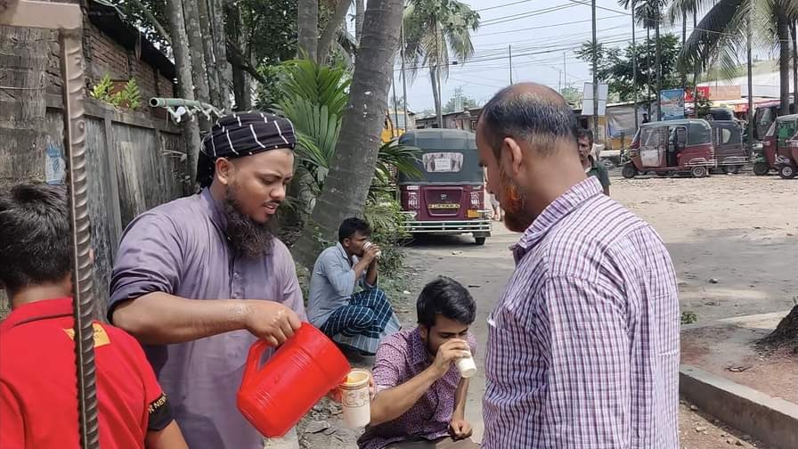 ঘোড়াশালে শ্রমজীবীরা পেলেন বিনামূল্যে ঠান্ডা শরবত