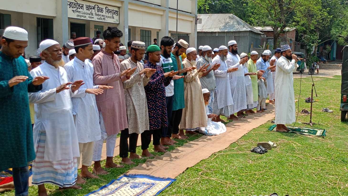 ঘোড়াশালে বৃষ্টির জন্য বিশেষ নামাজ পড়লেন মুসল্লিরা