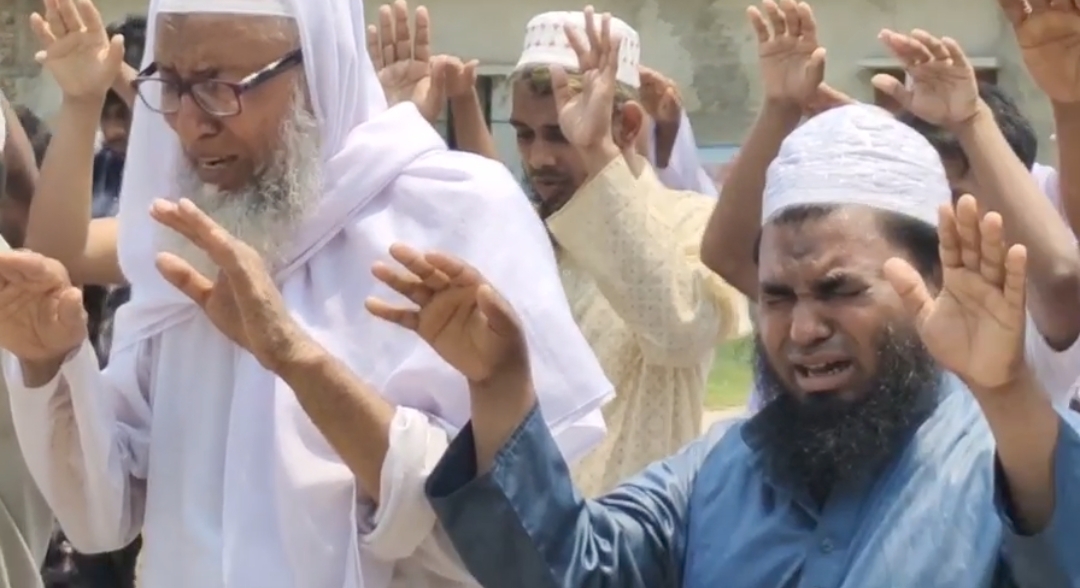 রায়পুরায় ইসতিসকার নামাজ পড়ে কাঁদলেন মুসল্লিরা
