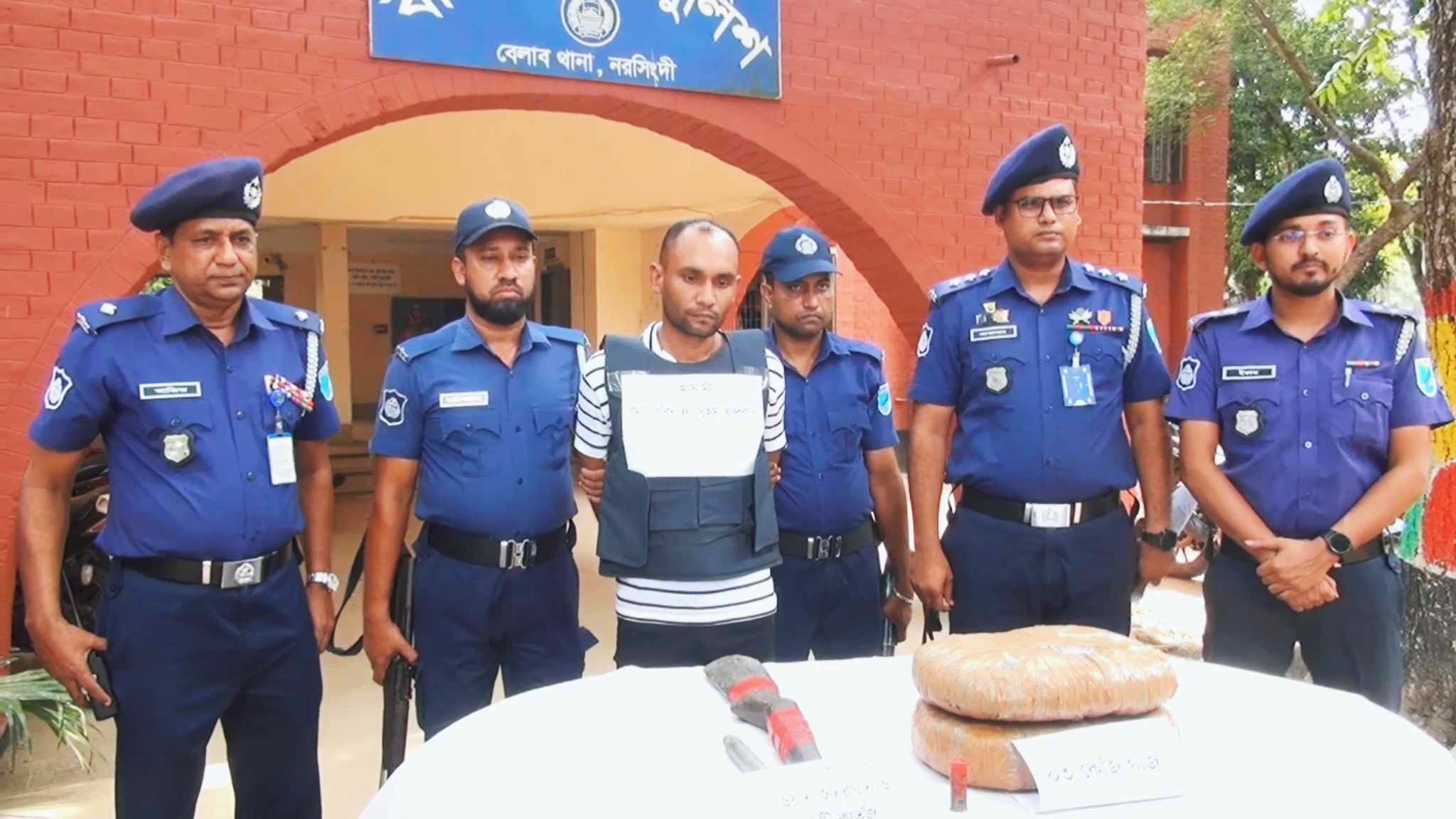 নরসিংদীতে অস্ত্র ও মাদকসহ চক্রের মূলহোতা গ্রেপ্তার