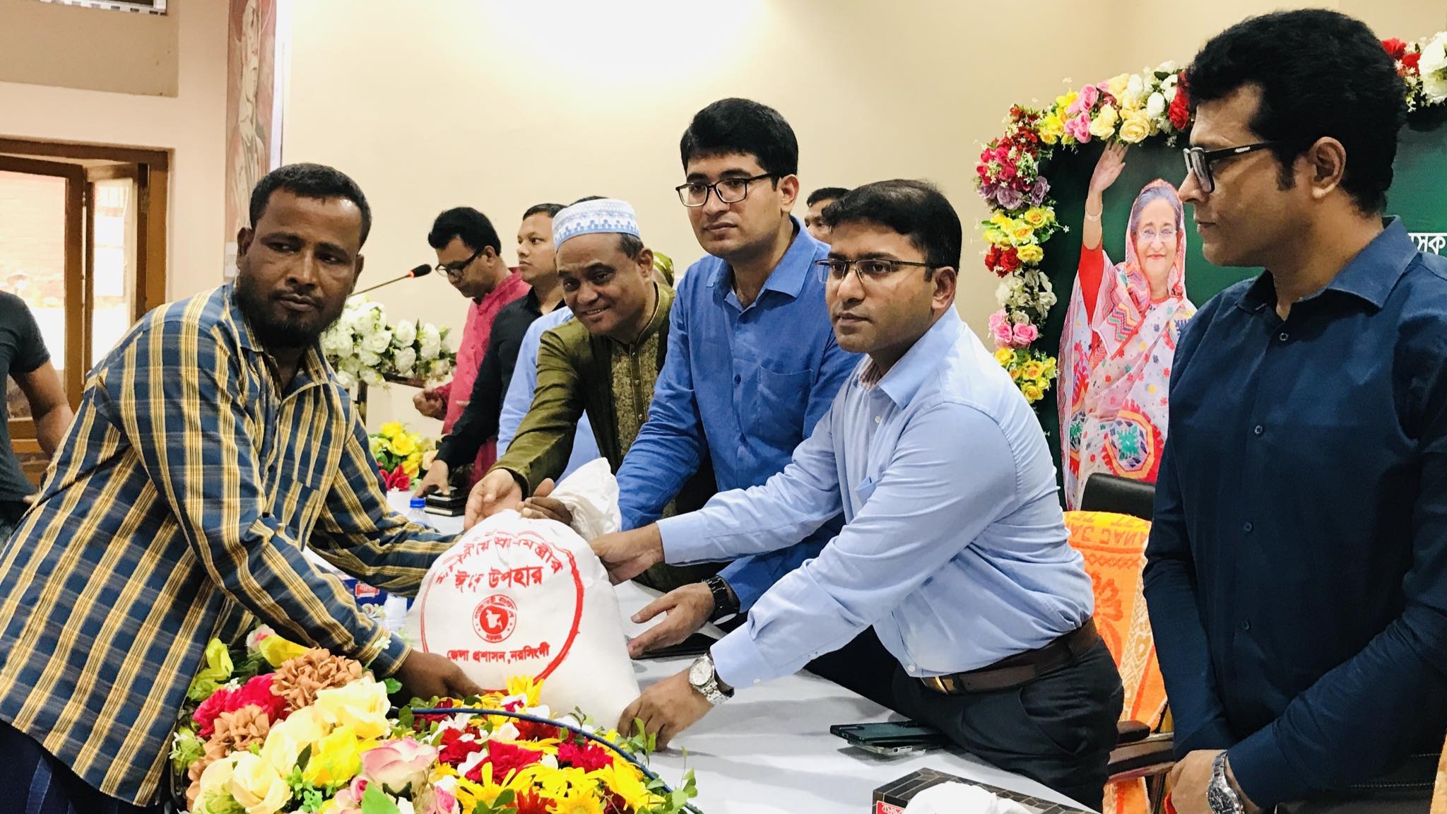 শিবপুরে ৫শ পরিবারের মাঝে প্রধানমন্ত্রীর ঈদ উপহার বিতরণ