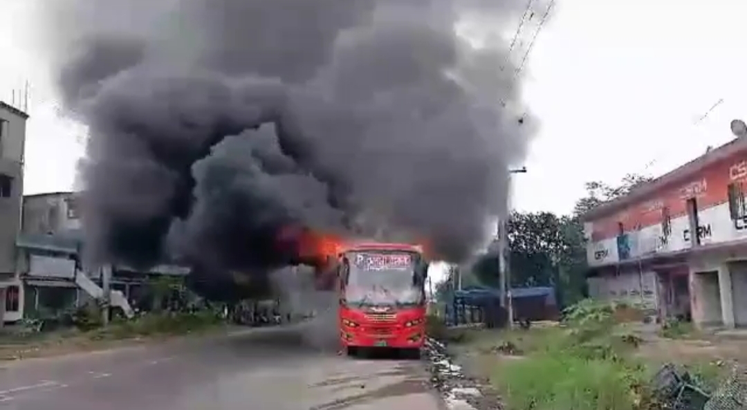 নরসিংদীতে কলেজ ছাত্র নিহত, বাসে আগুন ও ভাঙচুর