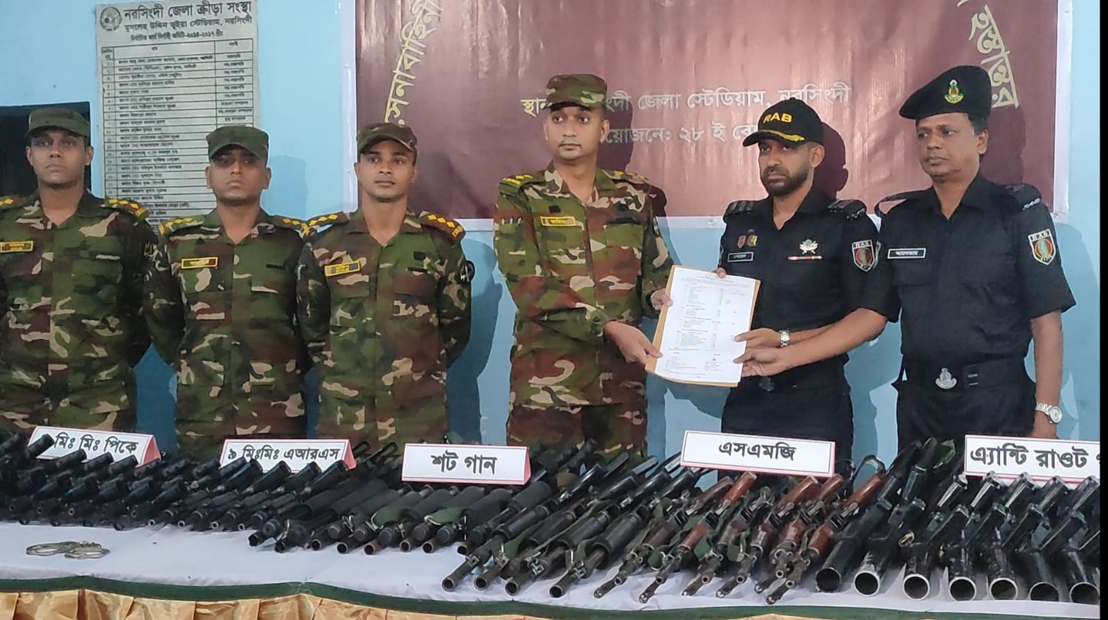 র‍্যাবের লুট হওয়া ৬০টি আগ্নেয়াস্ত্রসহ ৪ হাজার রাউন্ড গুলি উদ্ধার করল সেনাবাহিনী