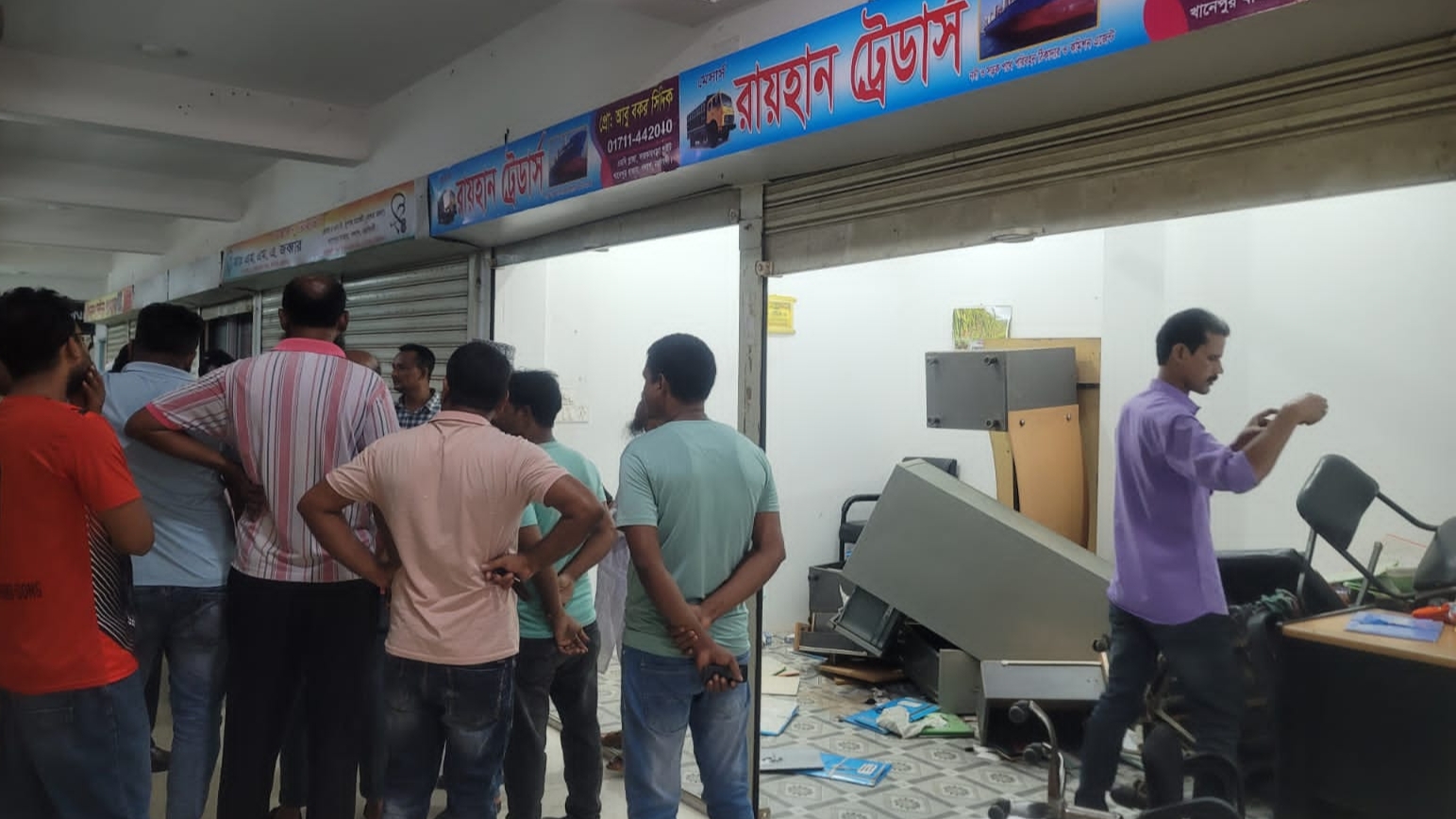 পলাশে ব্যবসায়ীর প্রতিষ্ঠানে হামলা, ২৫ লাখ টাকা লুট