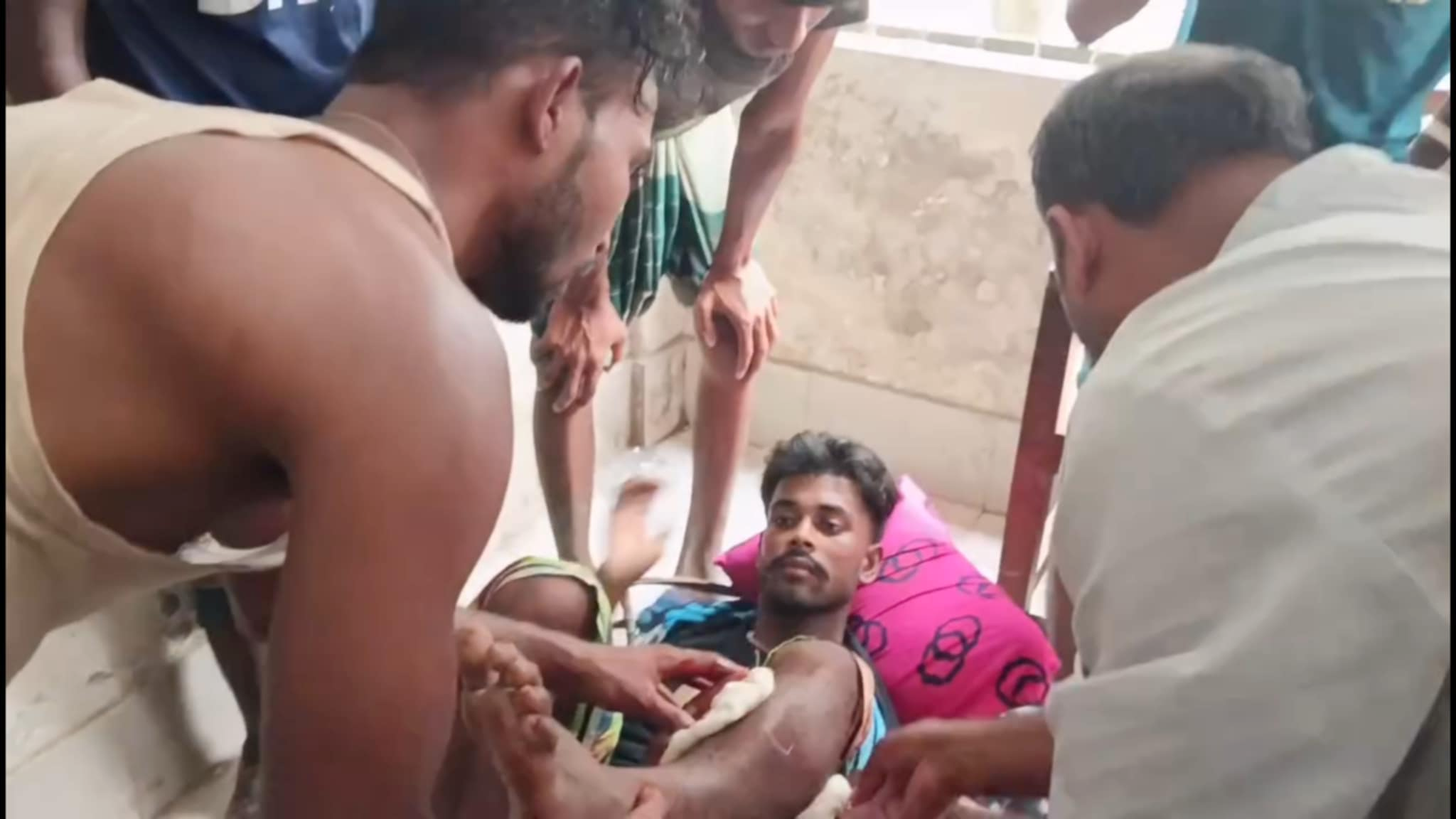 রায়পুরায় নিজের কাছে থাকা পুরনো বন্দুকের গুলিতে যুবক আহত