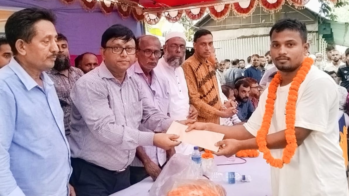 রায়পুরায় ছাত্র আন্দোলনে আহত ১১ জনকে সংবর্ধনা দিলেন বিএনপি নেতা আশরাফ