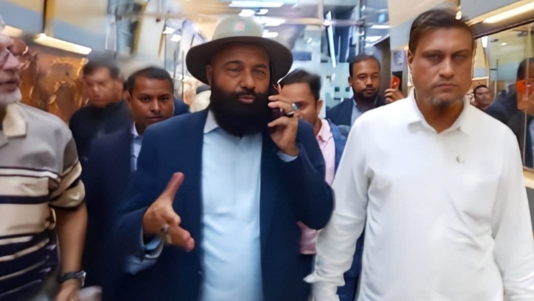 ঢাকায় যুক্তরাজ্য বিএনপি সভাপতি এমএ মালেককে যুবদল নেতা মোহনের সংবর্ধনা