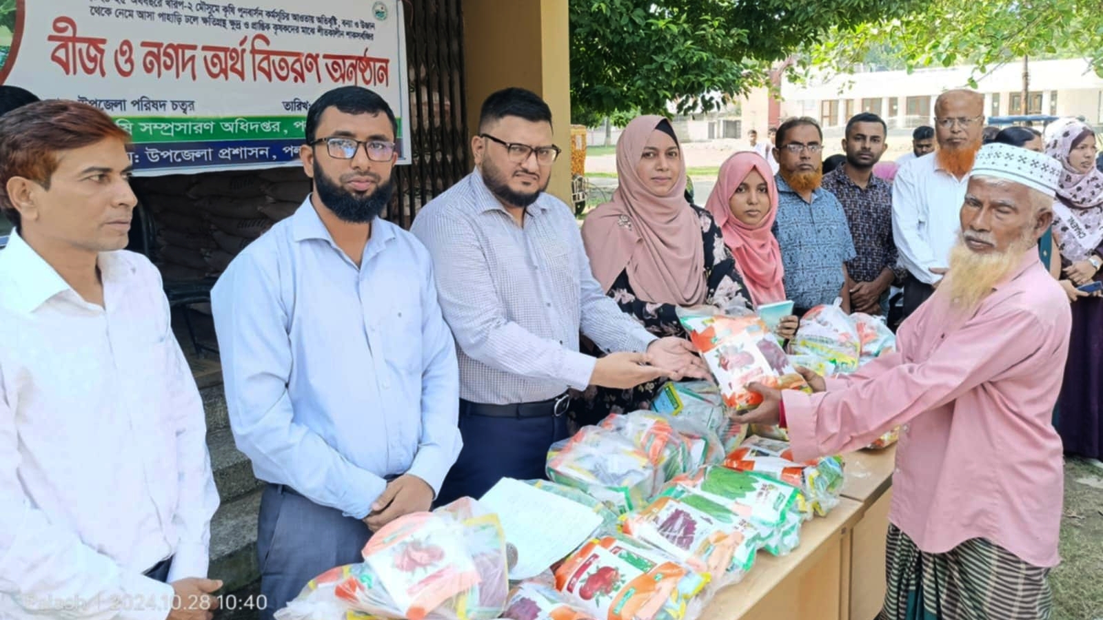 পলাশে ৬৫০ জন কৃষক পেলেন সার ও শীতকালীন সবজি বীজ