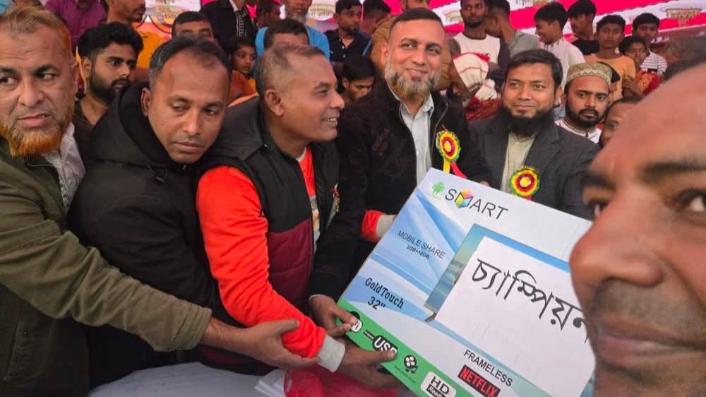 পলাশে আব্দুল মোমেন খান স্মৃতি সংসদের উদ্যোগে ঘোড়া দৌড় প্রতিযোগিতা অনুষ্ঠিত