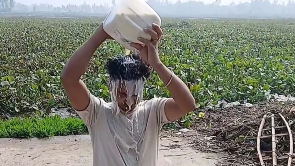 রায়পুরার যুবক প্রেমে ব্যর্থ হয়ে মাজারে গিয়ে দুধ দিয়ে গোসল করল