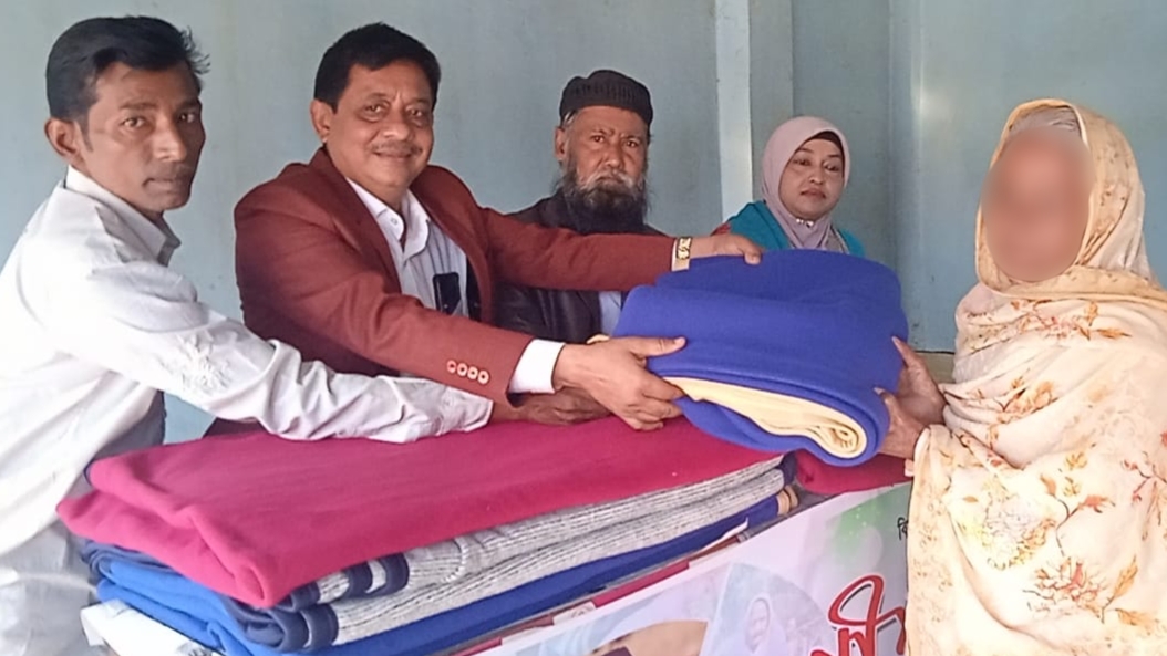 পলাশ উপজেলা প্রেসক্লাবের কম্বল পেলেন শীতার্তরা