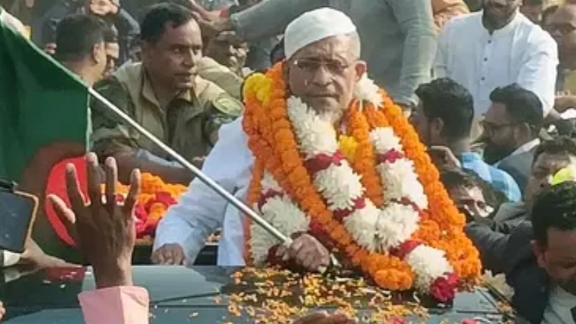 ১৭ বছর পর কারামুক্ত বাবরকে ফুল দিয়ে বরণ