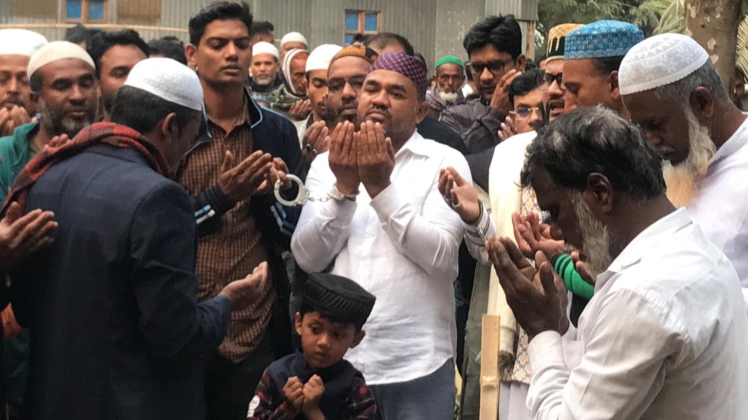 প্যারোলে মুক্তি পেয়ে মায়ের জানাজায় অংশ নিলেন ইউপি চেয়ারম্যান জাহিদ সরকার