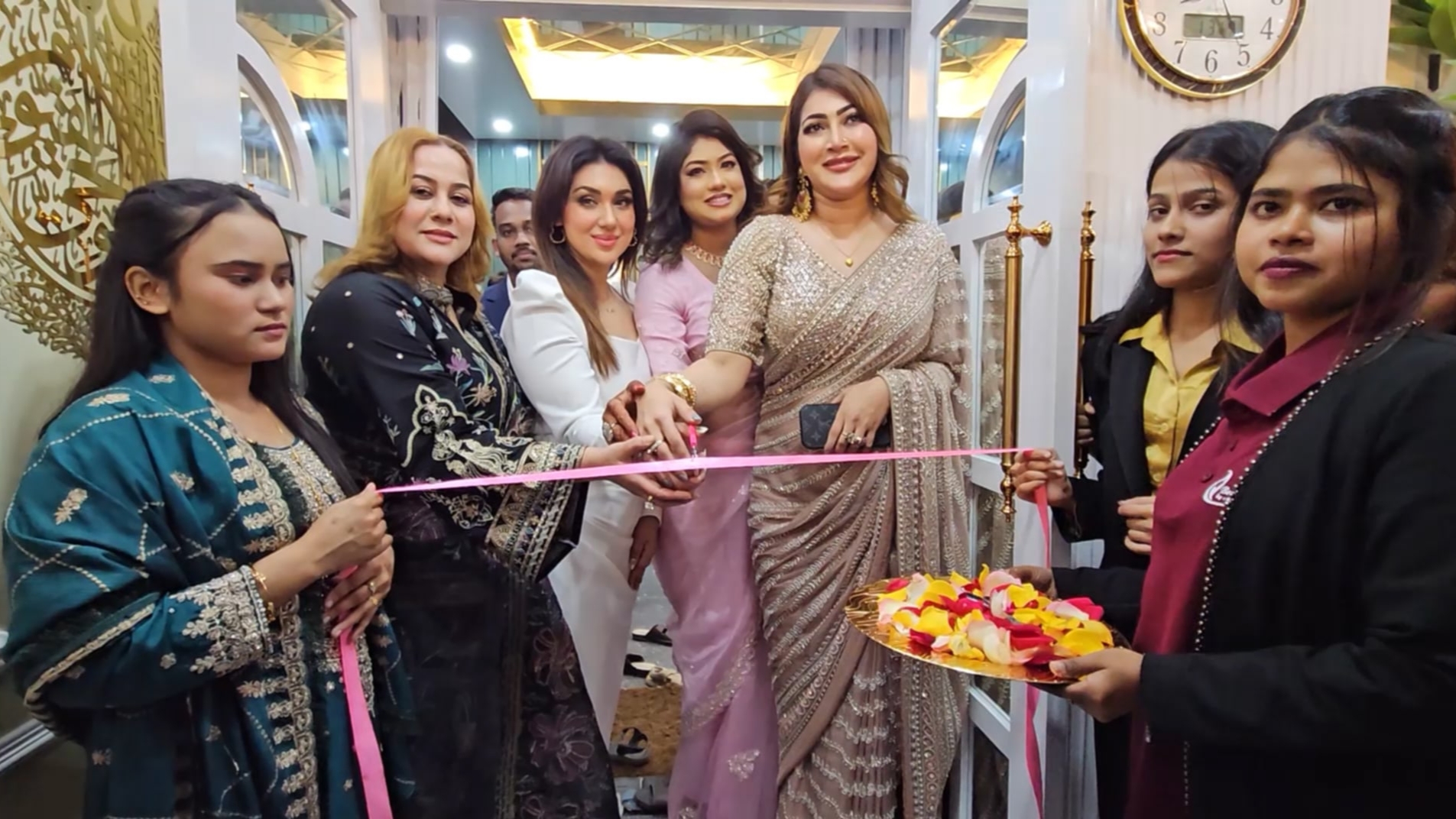 নরসিংদীতে জমকালো উদ্বোধনী অনুষ্ঠানে নতুন রুপে ‘বিউটিরুম বাই আফরিন’