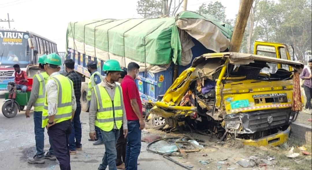 নরসিংদীতে তিন গাড়ির ত্রিমুখী সংঘর্ষ, আহত ৬৩
