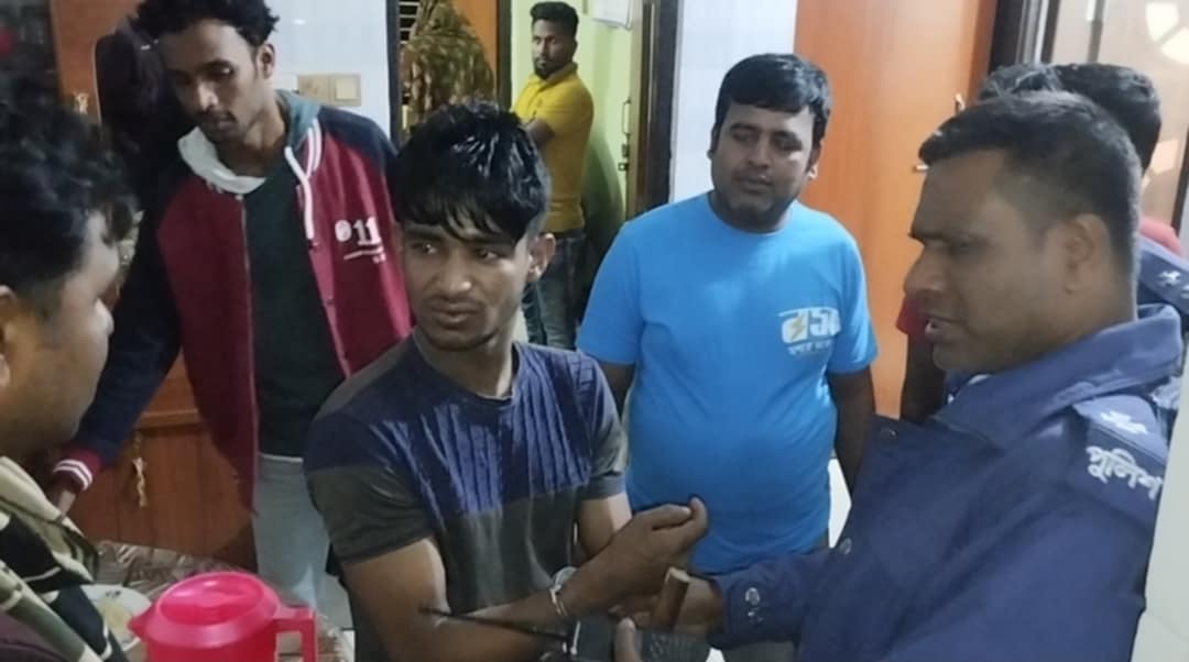 রায়পুরায় ভাঙচুর ও ককটেল বিস্ফোরণ, আটক ১