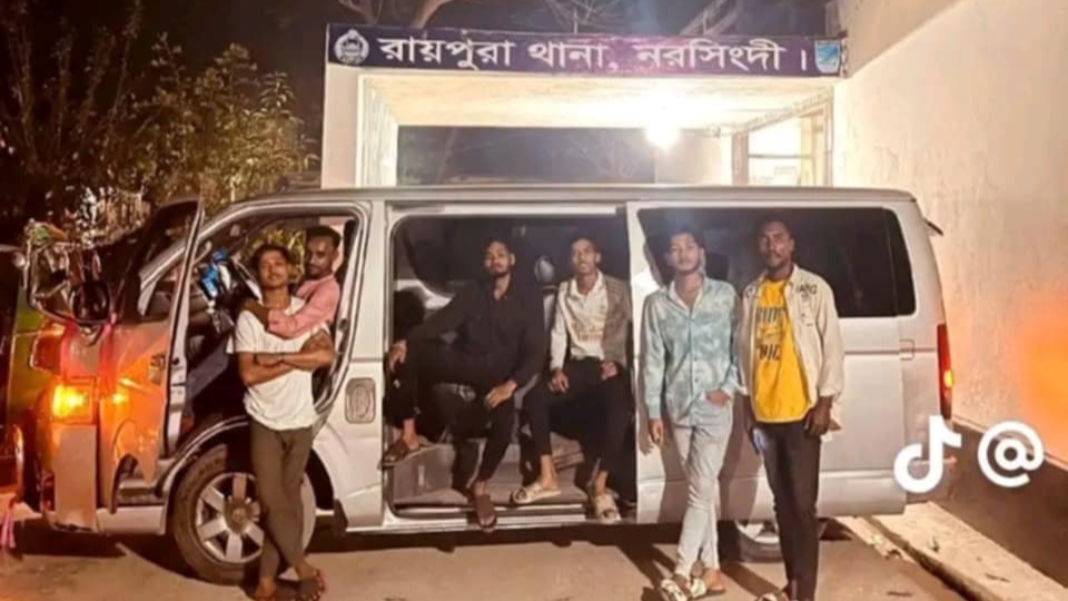 রায়পুরা থানার সামনে ফিল্মি গ্যাং স্টাইলে ছবি তুলে ভাইরাল, নিন্দার ঝড়