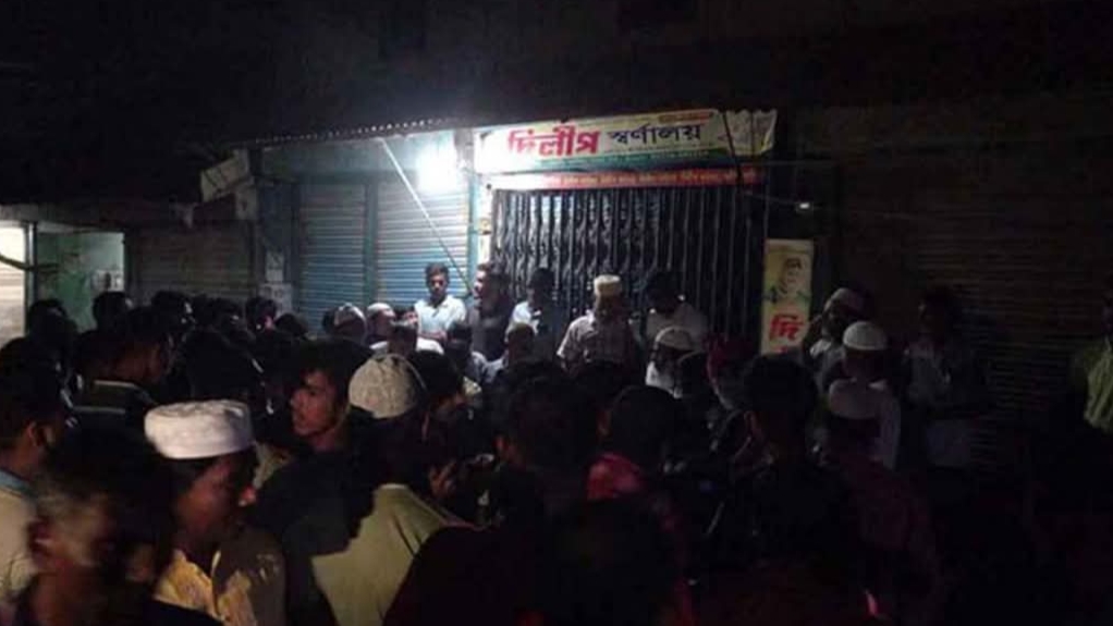 আশুলিয়ায় ককটেল ফাটিয়ে স্বর্ণের দোকানে ডাকাতি, মালিক নিহত