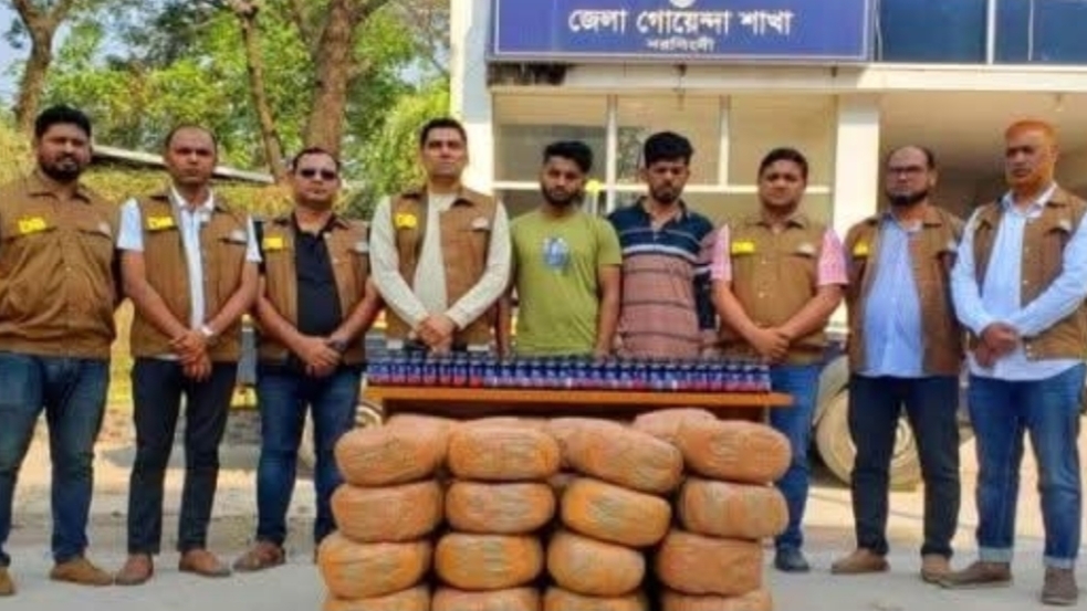 রায়পুরায় ১২০ কেজি গাঁজা ও ১৩০ বোতল ফেন্সিডিলসহ ২ জন গ্রেপ্তার