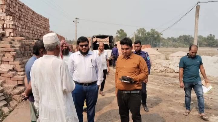 পলাশে ইটভাটাকে মোবাইল কোর্টে অর্ধলক্ষ টাকা জরিমানা