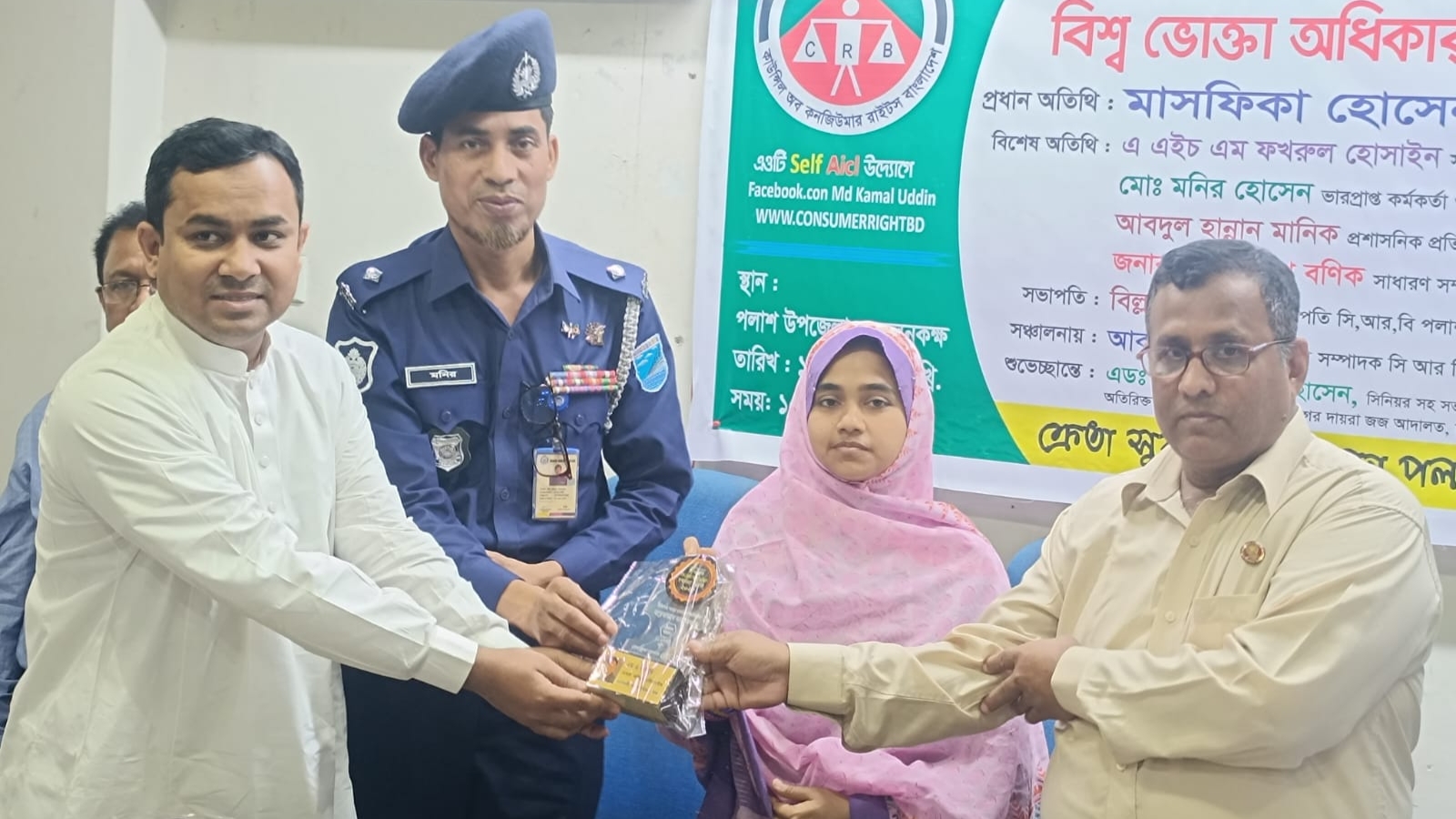 পলাশে সমাজ সেবায় অবদান রাখায় সম্মাননা পেলেন এম কাইয়ুম