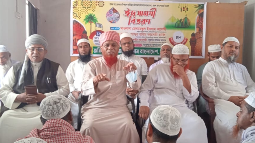 পলাশে শতাধিক ইমাম ও আলেমের মাঝে ঈদ সামগ্রী বিতরণ