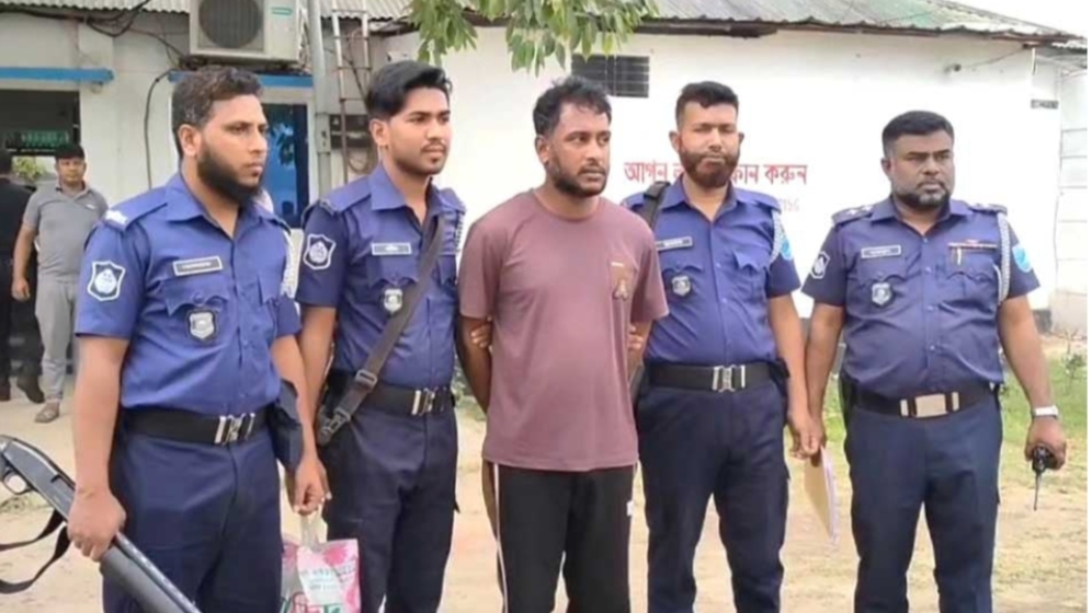 রায়পুরায় ৩ সন্তানের জননীকে ধর্ষণ ও হত্যার হুমকির প্রধান আসামী গ্রেপ্তার