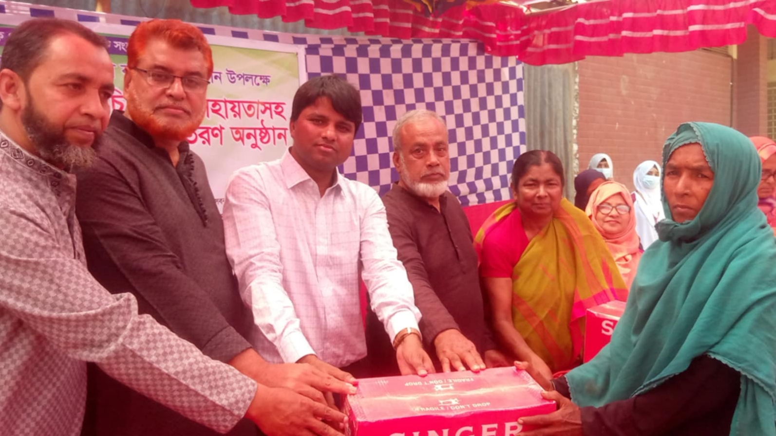 বেলাবতে মহিলা পরিষদের প্রতিষ্ঠাবার্ষিকীতে সেলাই মেশিন’সহ অন্যান্য সামগ্রী বিতরণ