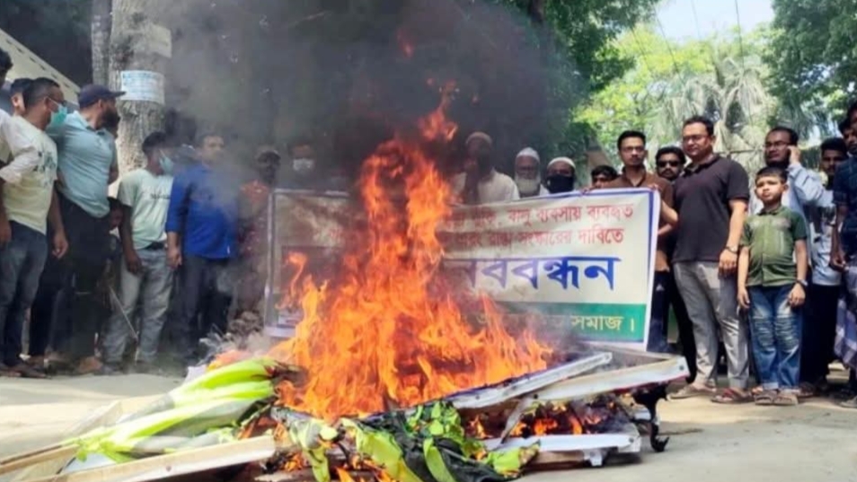 রায়পুরায় সড়ক সংস্কারের দাবিতে অবরোধ, আগুন ধরিয়ে মানববন্ধন