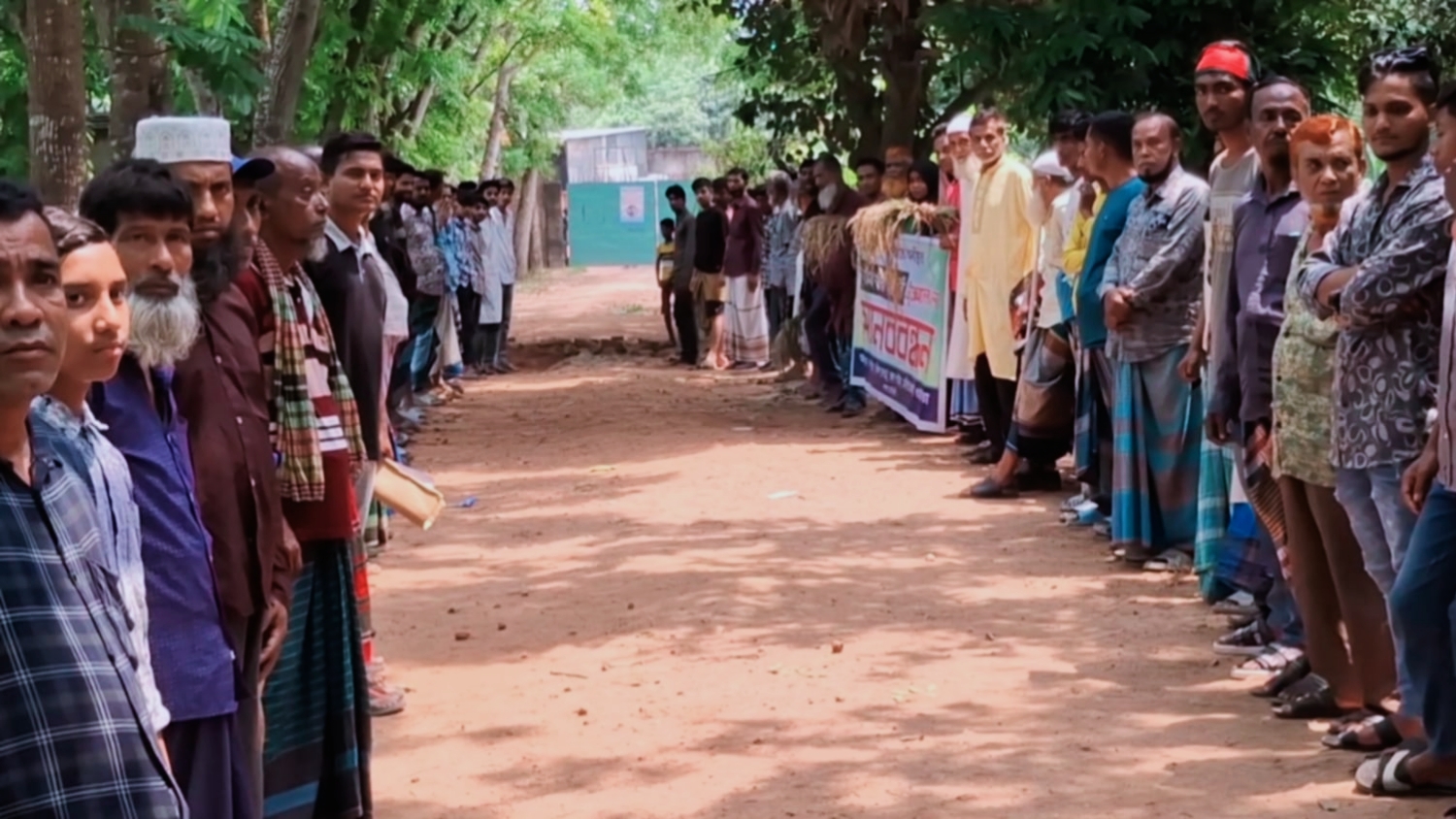 পলাশে অনুমোদনহীন ব্যাটারি কারখানা সরানোর দাবিতে মানববন্ধন