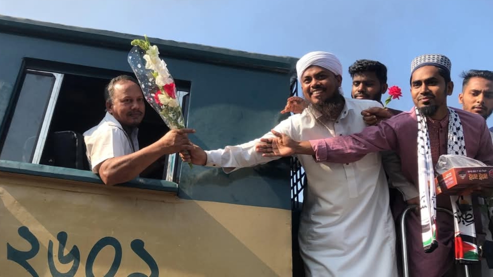ঘোড়াশালে নরসিংদী কমিউটার ট্রেনের যাত্রা বিরতি পেয়ে উচ্ছ্বসিত যাত্রীরা