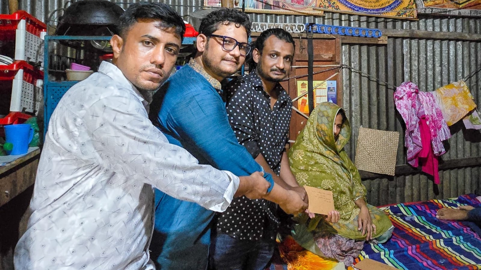 অসুস্থ শিক্ষার্থীকে আর্থিক সহযোগিতা করলেন ঢাবি’র ছাত্রদল নেতা বাইজিদ