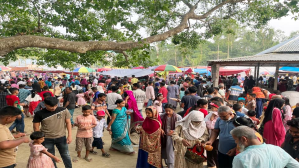 রায়পুরায় শতবর্ষী বটগাছ তলায় বসেছে বৈশাখী মেলা