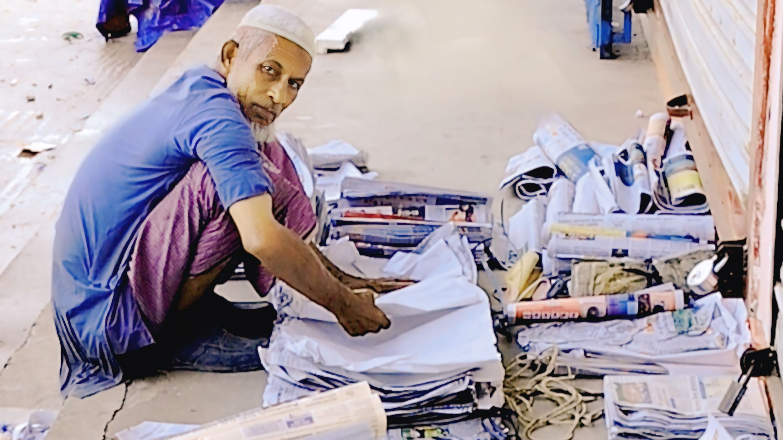 ৪২ বছর ধরে ঘোড়াশালে পত্রিকা পৌঁছে দিচ্ছেন কুরআনের হাফেজ ইব্রাহিম