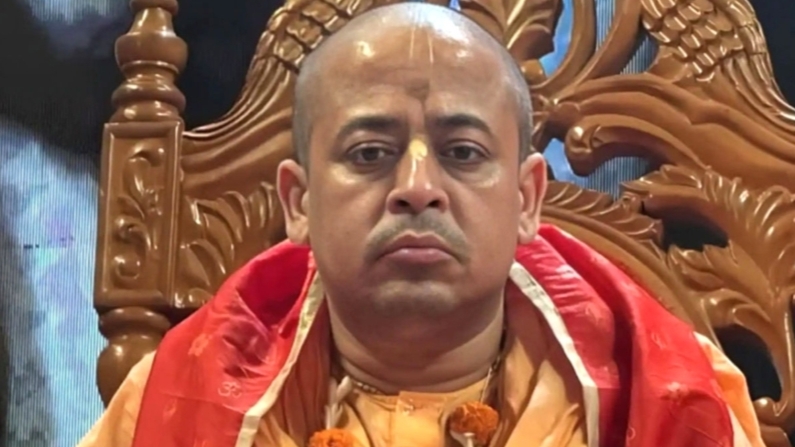 চিন্ময় দাসকে আরো ৪ মামলায় গ্রেপ্তার দেখানোর আদেশ দিয়েছেন আদালত