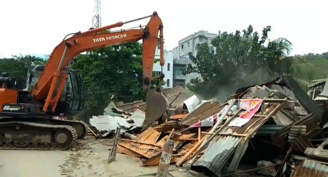 নরসিংদীর রেলের জমি থেকে শতাধিক অবৈধ স্থাপনা উচ্ছেদ