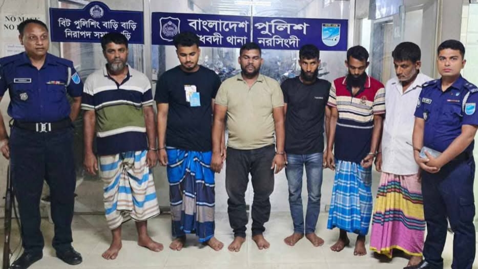 নরসিংদীতে চুরি হওয়া ৫ গরু উদ্ধার, আন্ত:জেলা চোর চক্রের ৬ সদস্য গ্রেপ্তার