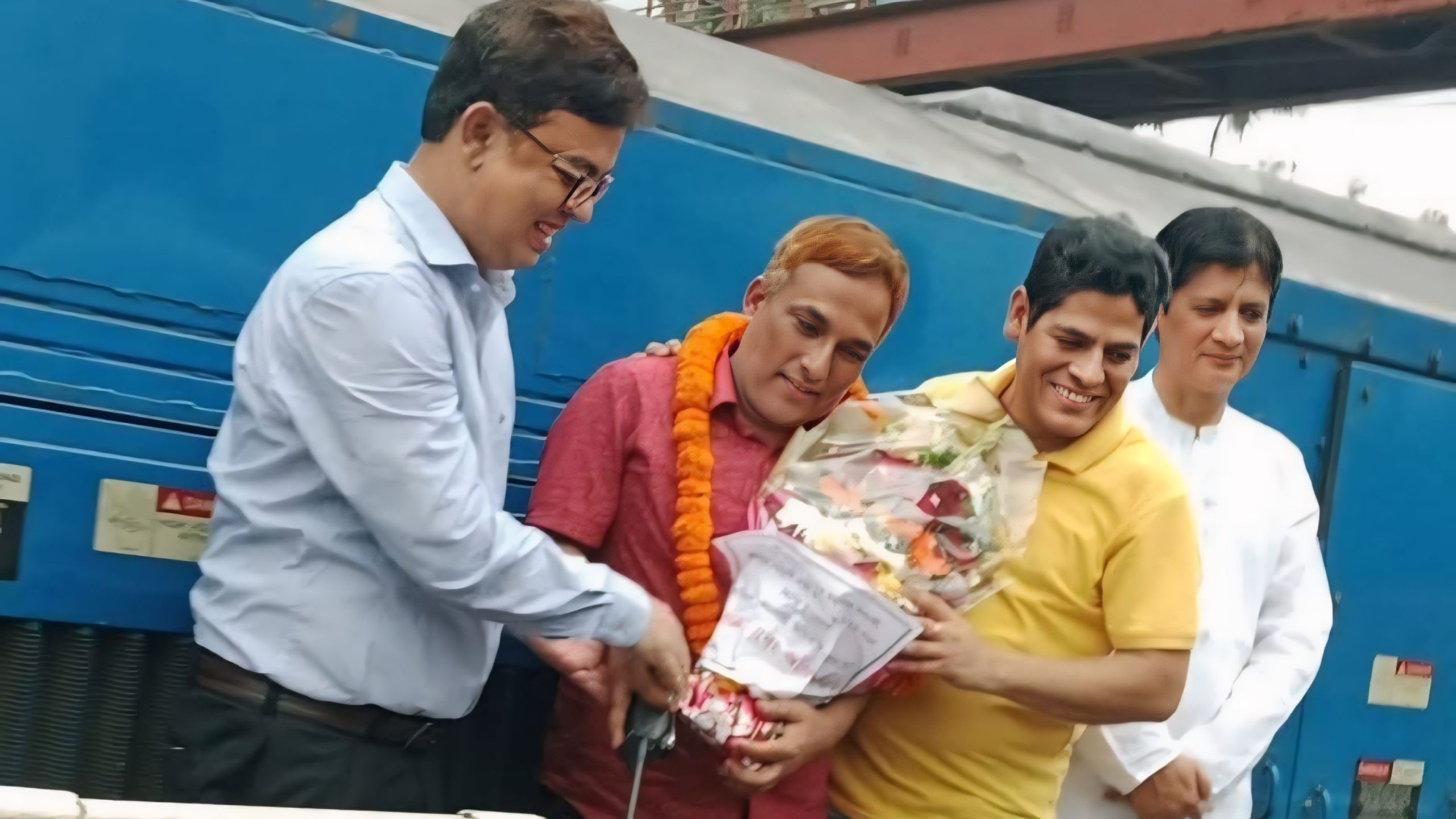 নরসিংদীতে ৩ আন্তঃনগর ট্রেনের যাত্রা বিরতির উদ্বোধন