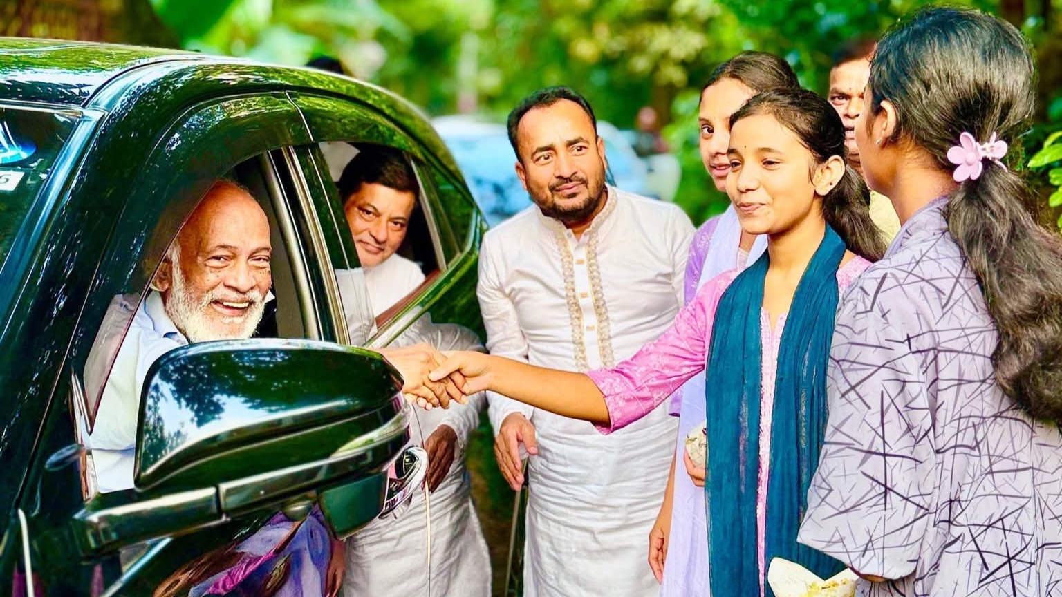 পলাশে গণসংযোগে ব্যস্ত সময় পার করলেন মঈন খান