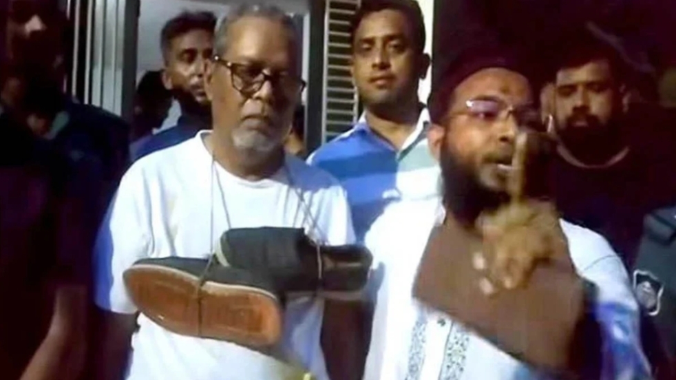 সাবেক সিইসি নুরুল হুদাকে ‘জুতার মালা’ পরিয়ে পুলিশে সোপর্দ
