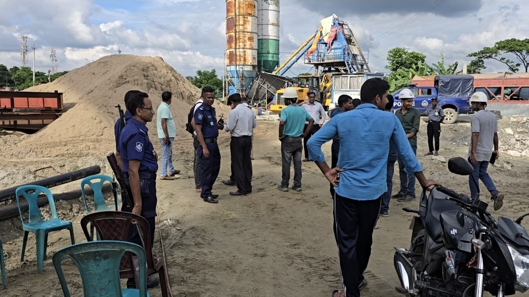 পলাশে চাঁদা না দেওয়ায় কারখানায় ভাঙচুর, আহত ৭