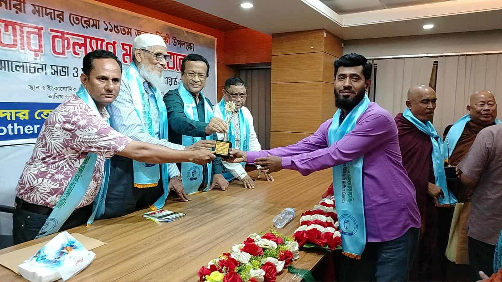 মাদার তেরেসা গোল্ডেন অ্যাওয়ার্ডে ভূষিত হলেন সাংবাদিক মোস্তফা খান