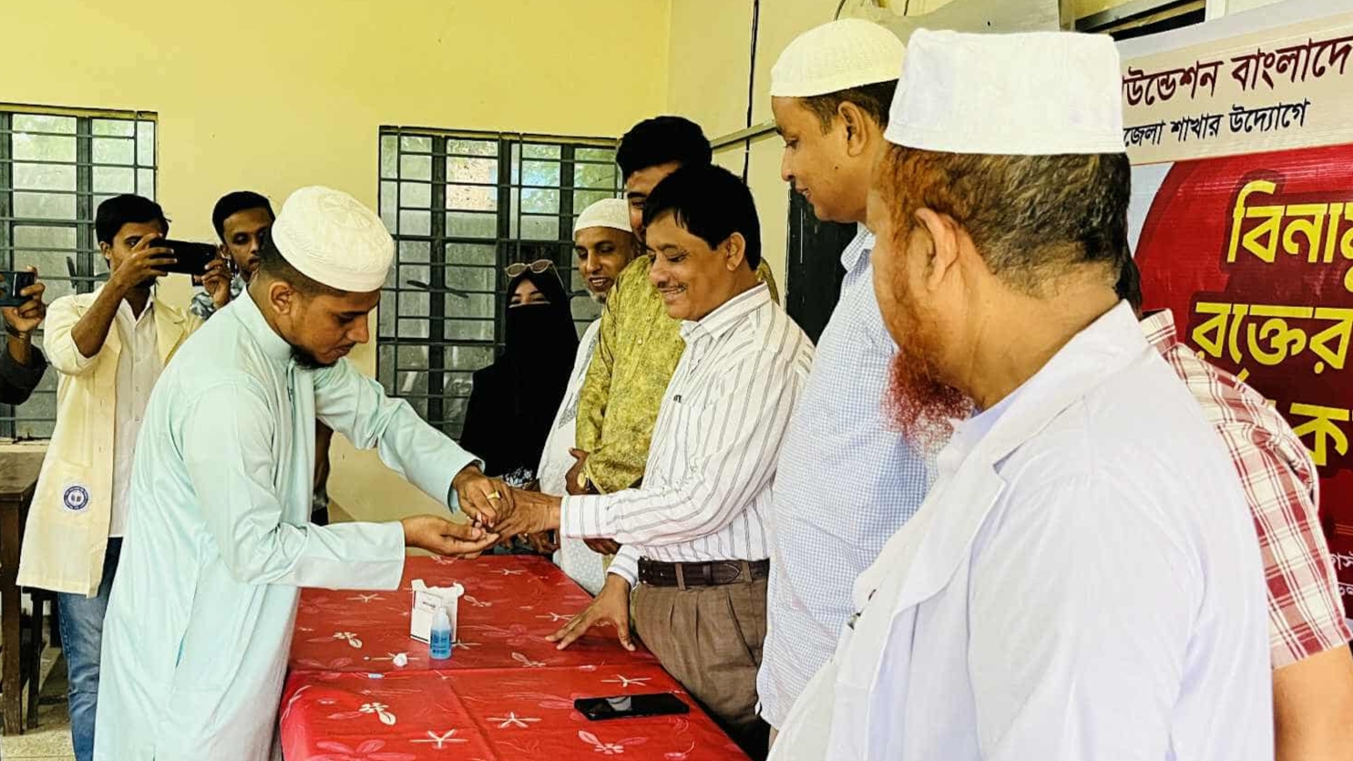 পলাশে উৎসর্গ ফাউন্ডেশনের উদ্যোগে বিনামূল্যে রক্তের গ্রুপ নির্ণয়