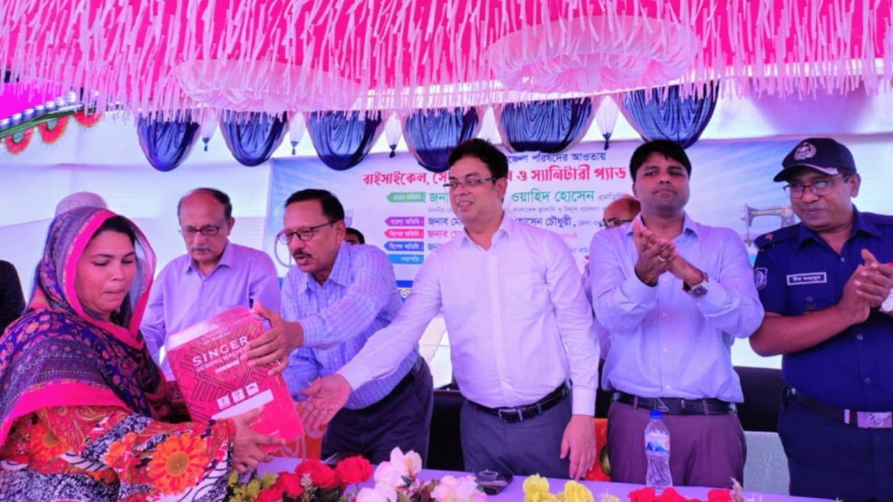 বেলাবতে মেধাবী শিক্ষার্থী ও অসহায় নারীরা পেলেন সেলাই মেশিন ও বাইসাইকেল
