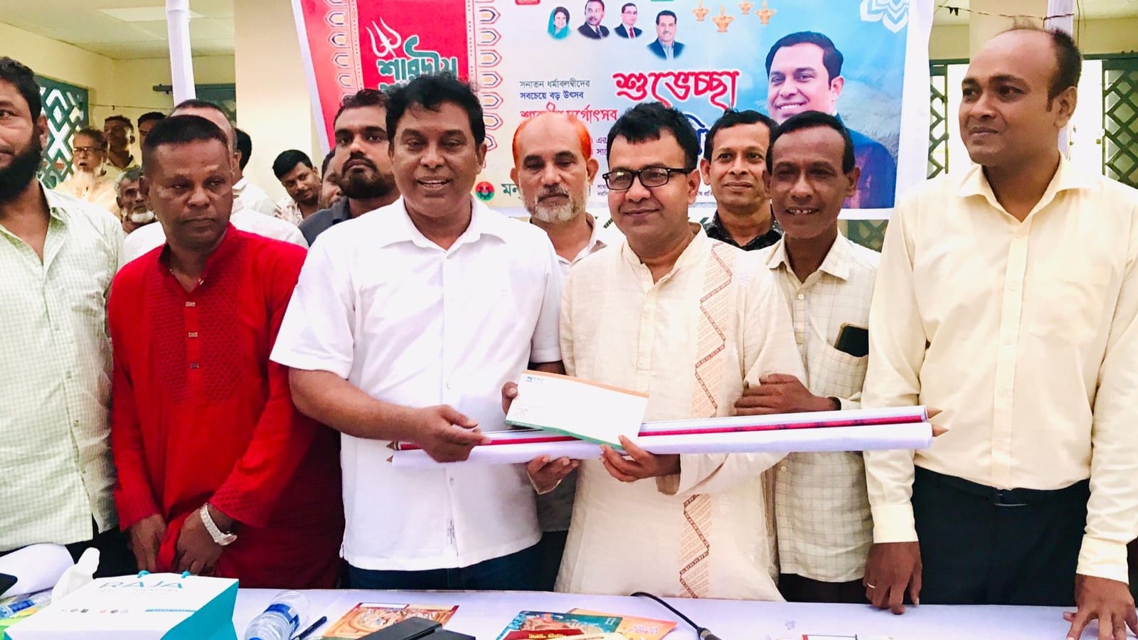 শিবপুরে ৭২টি পূজা মন্ডপে বিএনপি নেতা মনজুর এলাহীর অনুদান বিতরণ
