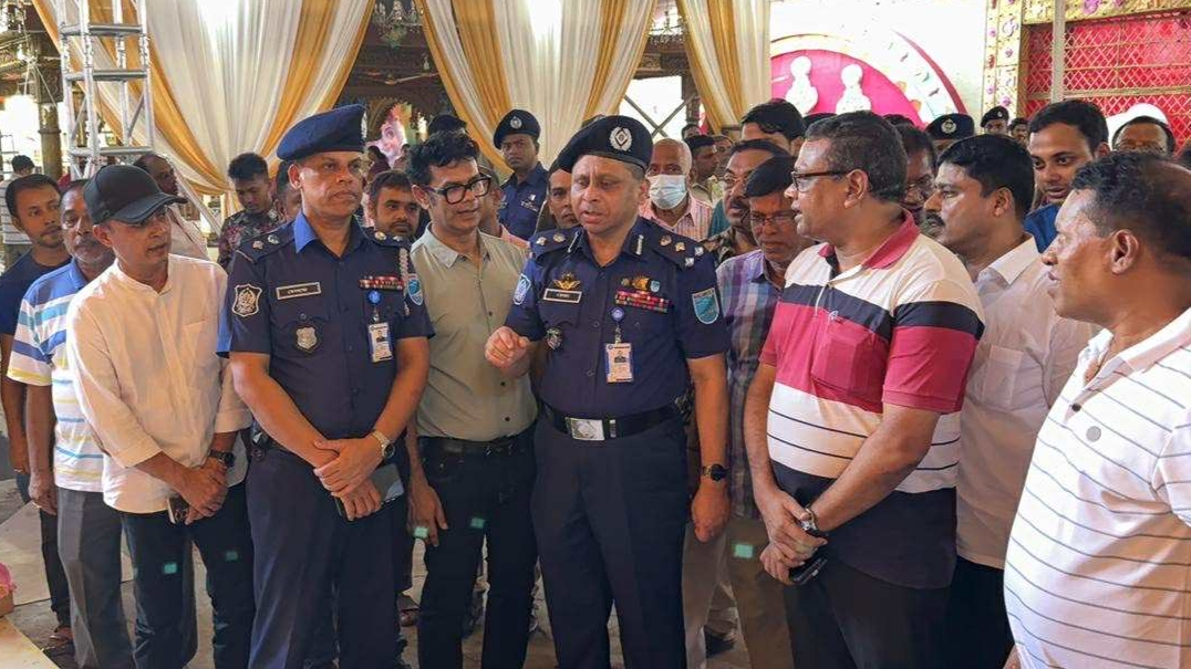 নরসিংদীতে দুর্গাপূজার মন্ডপ পরিদর্শন করে ঢাকা রেঞ্জের ডিআইজি