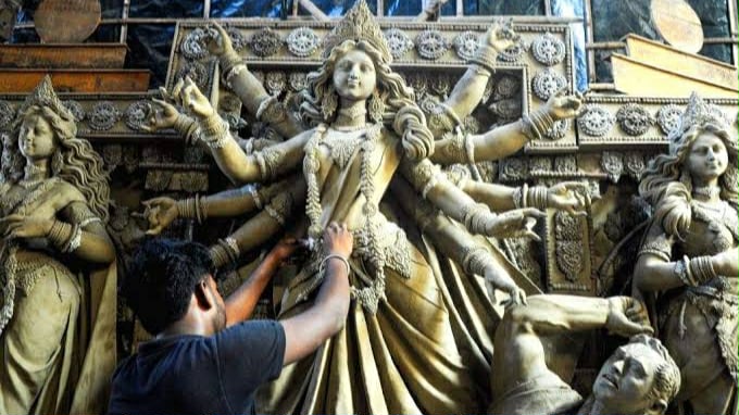 পলাশে দূর্গা মন্ডপে ব্যস্ত সময় পার করছে প্রতিমা তৈরির কারিগররা