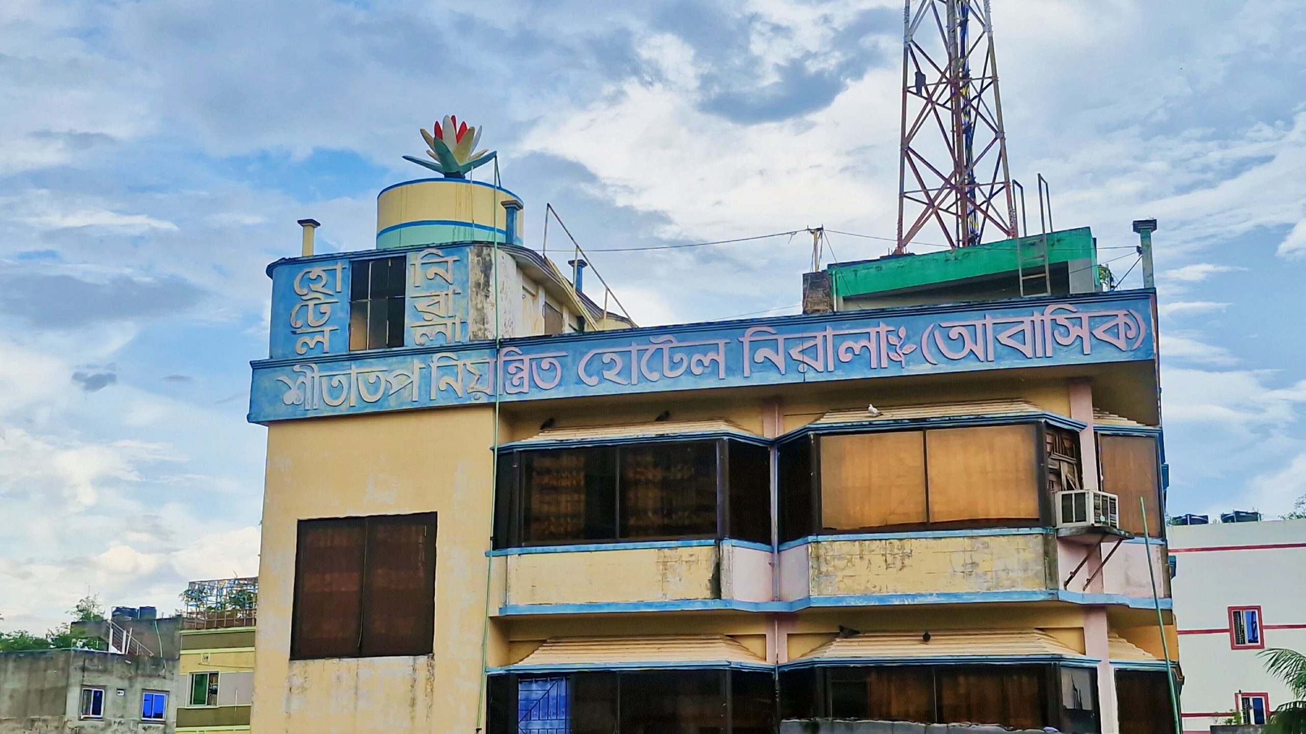 নরসিংদীতে নিরালা হোটেল মালিকের ছেলে পৈশাচিক নির্যাতন করে কর্মচারীকে
