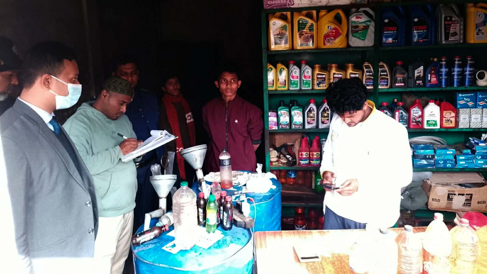 পলাশে বেশি দামে এলপি গ্যাস বিক্রি করার অপরাধে ব্যবসায়ীকে জরিমানা